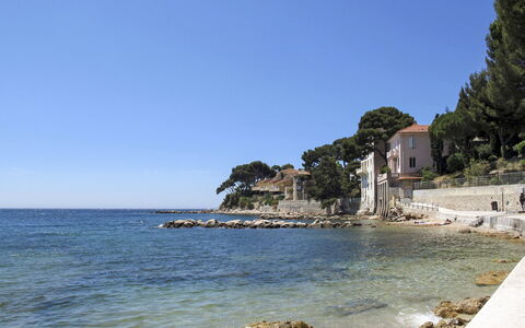 Super Ile Rousse: Neige, Ciel, Nuage, Montagne, Bâtiment, Pente, Arbre, Plante, Maison, Paysage Naturel