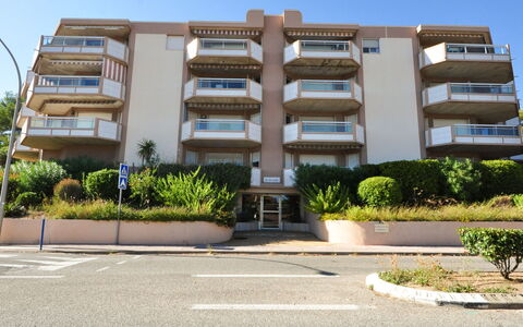 Les Jardins del Mar: Bâtiment, Propriété, Meubles, Fenêtre, Confort, Bois, Design Intérieur, Ombre, Sol