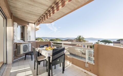 Les Jardins del Mar: Table, Meubles, Ciel, Bois, Chaise, Design Intérieur, Ombre, Sol, Sol, Porche