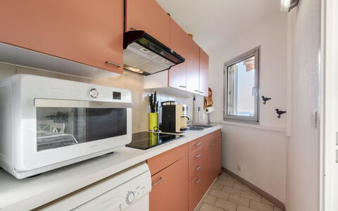 Les Jardins del Mar: Comptoir, Cabinetry, Meubles, Appareil De Cuisine, Bâtiment, Cuisinière, Cuisine, Électroménager, Fenêtre, Four Micro-Onde