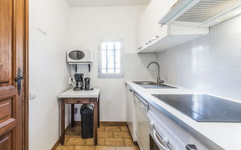 Cavalaire 370: Cabinetry, Comptoir, Evier, Meubles, Évier, Cuisine, Robinet, Bois, Luminaire Plomberie, Sol