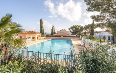 Cavalaire 370: L'Eau, Plante, Ciel, Nuage, Piscine, Arbre, Bâtiment, Arecales, Condominium, Herbe