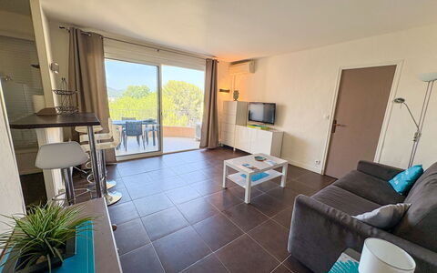 Cavalaire 450: Meubles, Appartement, Chaise, Balcon, Mobilier De Jardin, Hôtel, Recours, Table Cuisine Et Salle A Manger