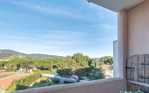 Cavalaire 450: Ciel, Bâtiment, Plante, Fenêtre, Arbre, Design Urbain, Zone Résidentielle, Asphalte, Roue, Surface De La Route