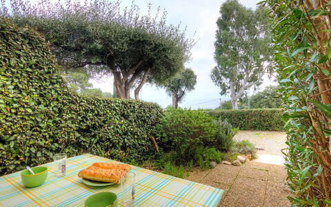 Les Jardins de la Mer: Vert, Propriété, Arbre, Immobilier, Plante, Herbe, Arbuste, Maison, Haie, Jardin