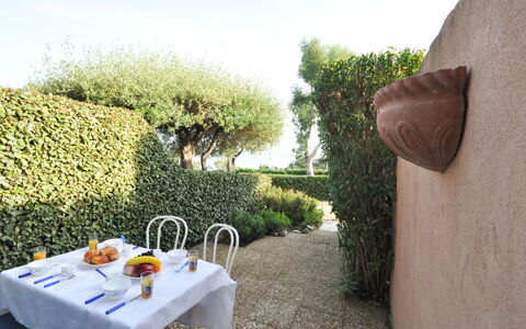 Les Jardins de la Mer: Bâtiment, Propriété, Meubles, Fenêtre, Confort, Bois, Design Intérieur, Ombre, Sol