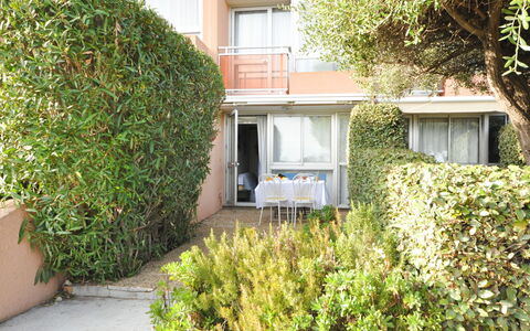 Les Jardins de la Mer: Bâtiment, Propriété, Meubles, Fenêtre, Confort, Bois, Design Intérieur, Ombre, Sol