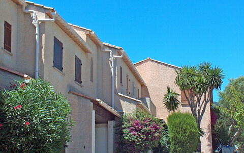 Cavalaire 90: Plante, Ciel, Bâtiment, Fleur, Propriété, Fenêtre, Maison, Arbre, Surface De La Route, Quartier