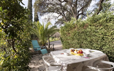Cavalaire 90: Table, Meubles, Plante, Vaisselle, Chaise, Tableau De Plein Air, Mobilier De Jardin, Arbre, Loisir, Immobilier