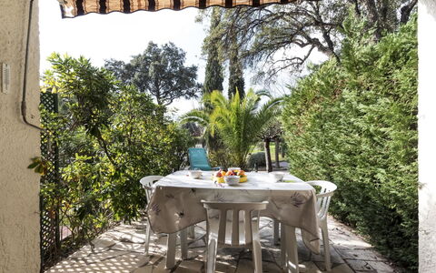 Cavalaire 90: Table, Meubles, Propriété, Chaise, Ciel, Bois, Nappe De Table, Ombre, Arbre, Mobilier De Jardin
