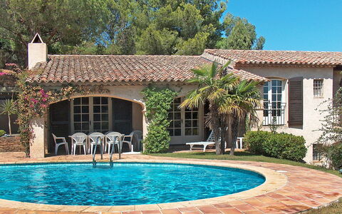 Mas Baladou: L'Eau, Plante, Propriété, Bâtiment, Ciel, Fenêtre, Bleu Azur, Arbre, Architecture, Piscine