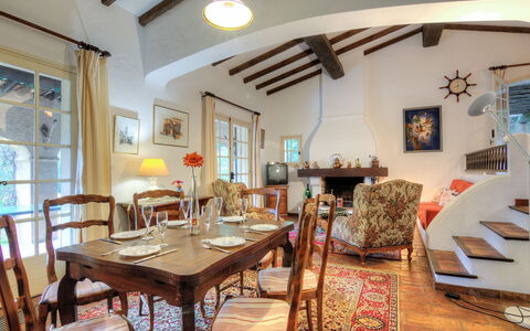 Mas Baladou: Pièce, Propriété, Salle À Manger, Plafond, Design Intérieur, Bâtiment, Meubles, Table, Immobilier, Domicile