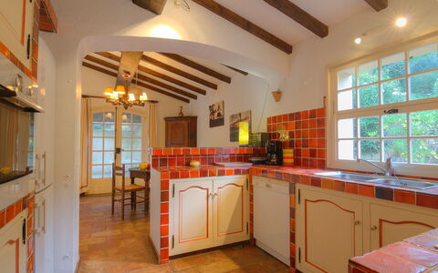Mas Baladou: Cabinetry, Propriété, Meubles, Fenêtre, Bois, Comptoir, Orange, Cuisine, Design Intérieur, Architecture