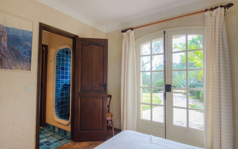 Mas Baladou: Propriété, Bâtiment, Fenêtre, Bois, Bleu Azur, Plante, Porte, Ombre, Design Intérieur