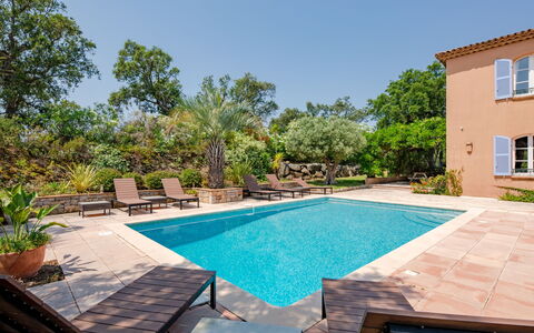La Bastide Rose: L'Eau, Plante, Ciel, Propriété, Piscine, Fenêtre, Bleu Azur, Rectangle, Arbre, Ombre