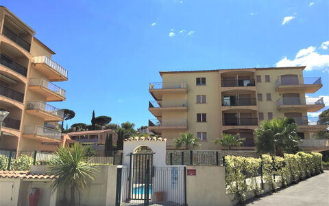 Sainte Maxime 280: Ciel, Bâtiment, Plante, Nuage, Jour, Fenêtre, Bleu Azur, Design Urbain, Arbre, Biome