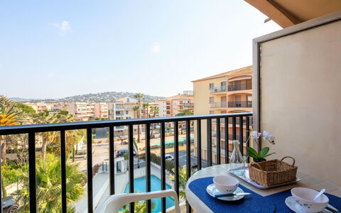 Sainte Maxime 280: Ciel, Bâtiment, Propriété, Table, Meubles, Plante, Bleu Azur, Architecture, Fenêtre, Design Intérieur