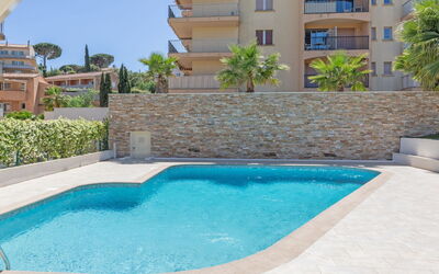 Sainte Maxime 280: L'Eau, Propriété, Jour, Bâtiment, Bleu Azur, Plante, Bleu, Piscine, Fenêtre, Ciel