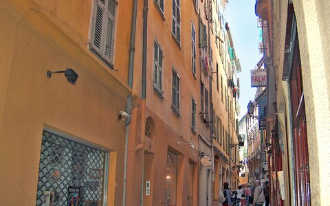 Vieux Nice: Ruelle, Rue, Quartier, Ville, Bâtiment, Route, Architecture, Infrastructure, Façade, Établissements Humains