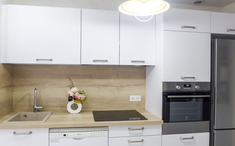 Vieux Nice: Comptoir, Cabinetry, Evier, Meubles, Propriété, Évier, Cuisinière, Robinet, Bâtiment, Cuisine