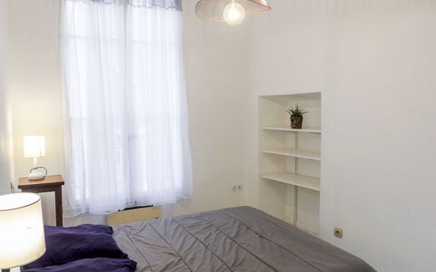 Vieux Nice: Propriété, Meubles, Ventilateur De Plafond, Confort, Bois, Éclairage, Design Intérieur, Sol, Ombre