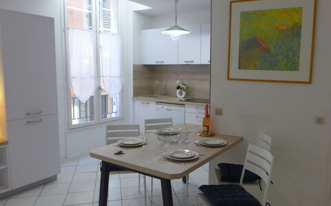 Vieux Nice: Table, Meubles, Bâtiment, Bois, Design Intérieur, Sol, Sol, Maison, Chaise, Lampe