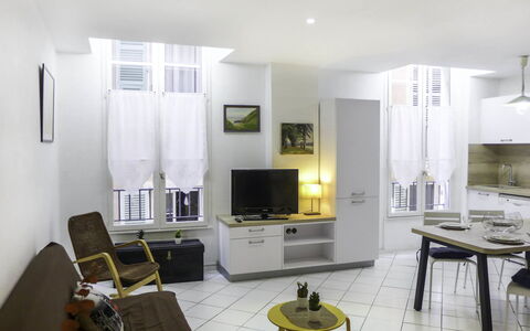 Vieux Nice: Meubles, Design Intérieur, Sol, Canapé, Sol, Salon, Électroménager, Bois, Confort, Dur