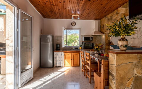 Campestra: Propriété, Plante, Cabinetry, Plante D'Appartement, Bois, Design Intérieur, Comptoir, Architecture, Sol, Cuisine