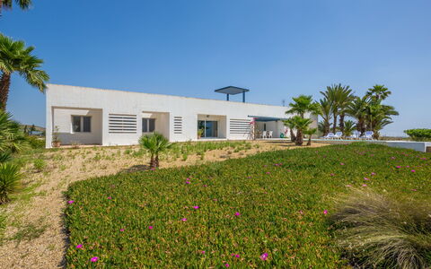 La Veleta: L'Eau, Plante, Bâtiment, Jour, Propriété, Ciel, Piscine, Bleu Azur, Arbre, Plan D'Eau