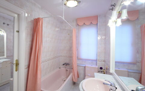 Villa Mimosa: Salle De Bains, Propriété, Pièce, Luminaire Plomberie, Rose, Design Intérieur, Maison, Sol, Immobilier, Toilette