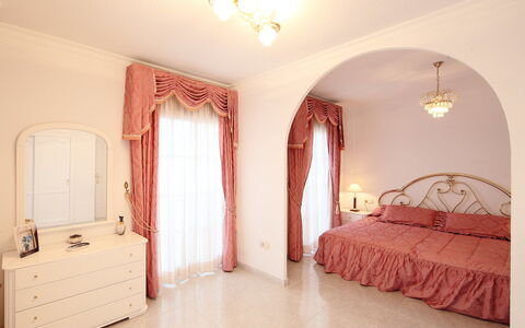 Villa Mimosa: Chambre, Lit, Pièce, Propriété, Meubles, Design Intérieur, Cadre De Lit, Drap De Lit, Plafond, Sol