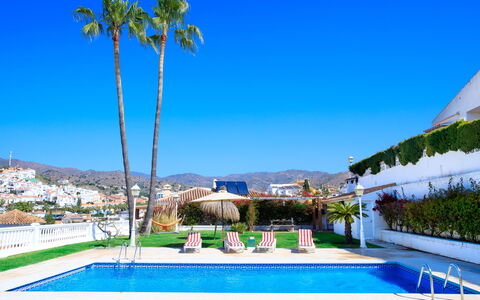 Villa Tulipán: Ciel, Plante, L'Eau, Propriété, Vert, Bleu, La Nature, Bleu Azur, Bâtiment, Piscine