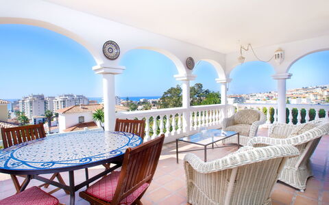 Villa Tulipán: Propriété, Bâtiment, Immobilier, Pièce, Bleu Azur, Meubles, Maison, Table, Biens, Ciel