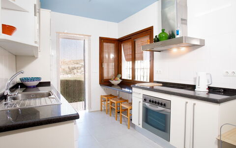 Villa Tulipán: Pièce, Propriété, Comptoir, Cuisine, Meubles, Cabinetry, Design Intérieur, Bâtiment, Maison, Immobilier
