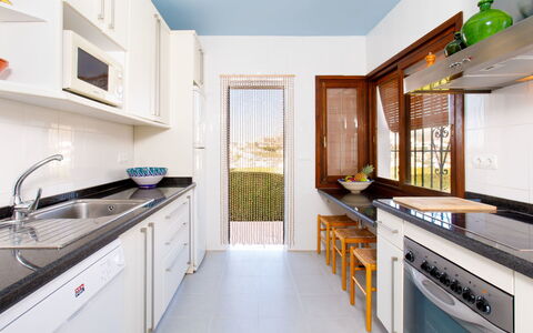 Villa Tulipán: Propriété, Pièce, Comptoir, Cuisine, Cabinetry, Meubles, Bâtiment, Design Intérieur, Maison, Immobilier