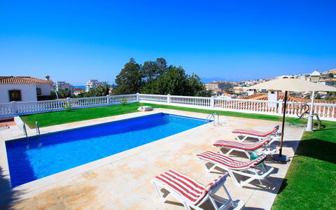 Villa Tulipán: Ciel, Jour, L'Eau, Piscine, Plante, Bleu Azur, Bâtiment, Ombre, Mobilier De Jardin, Rectangle