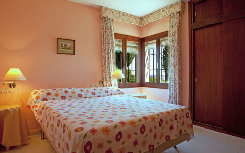 Villa Tulipán: Chambre, Pièce, Lit, Propriété, Meubles, Drap De Lit, Cadre De Lit, Design Intérieur, Sol, Mur