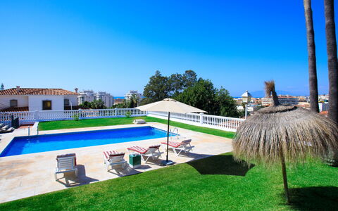 Villa Tulipán: Ciel, Plante, Propriété, Bâtiment, Piscine, Herbe, Fenêtre, Arbre, Ombre, Mobilier De Jardin