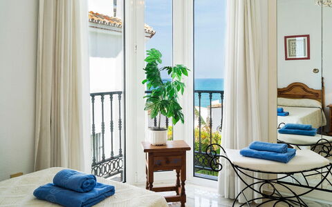 Mijas Beach: Bleu, Pièce, Salon, Meubles, Design Intérieur, Propriété, Rideau, Vert, Domicile, Bâtiment