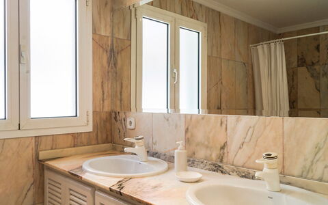 Mijas Beach: Salle De Bains, Pièce, Armoire De Toilette, Propriété, Design Intérieur, Tuile, Évier, Accessoire Salle De Bain, Robinet, Mur