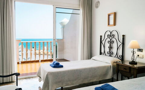 Mijas Beach: Chambre, Meubles, Pièce, Lit, Cadre De Lit, Design Intérieur, Propriété, Drap De Lit, Matelas, Mur