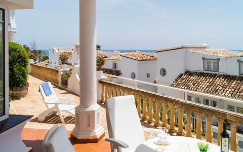Mijas Beach: Ciel, Meubles, Bâtiment, Vaisselle, Table, Plante, Chaise, Station Balnéaire, Mobilier De Jardin, Ombre