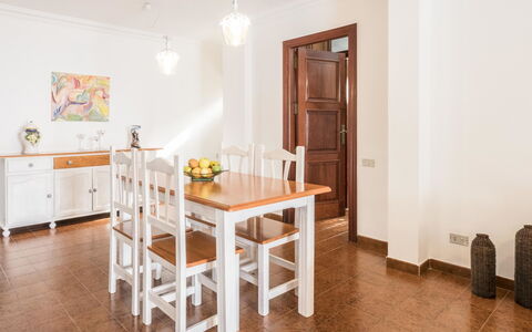 Antequera: Pièce, Meubles, Propriété, Sol, Design Intérieur, Salle À Manger, Table, Bâtiment, Immobilier, Parquet