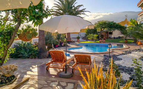 Antequera: L'Eau, Plante, Ciel, Propriété, Parapluie, La Nature, Bleu Azur, Piscine, Chaise, Bâtiment