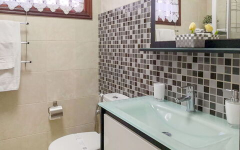 Antequera: Miroir, Luminaire Plomberie, Robinet, Propriété, Évier, Lavabo, Salle De Bains, Bâtiment, Violet, Design Intérieur