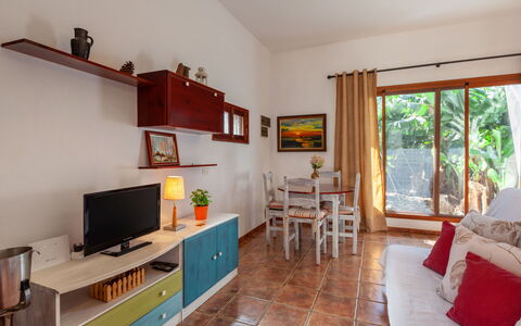Los Jablitos: Meubles, Propriété, Cadre, Table, Design Intérieur, Canapé, Cabinetry, Télévision, Orange, Sol