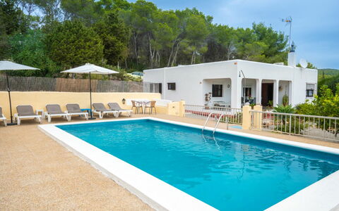 Can Fulgencio Ii: L'Eau, Plante, Ciel, Propriété, Piscine, Bleu Azur, Chaise, Bâtiment, Ombre, Arbre