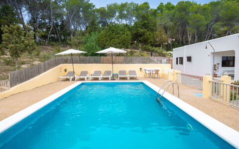 Can Fulgencio Ii: L'Eau, Ciel, Plante, Propriété, Piscine, Bâtiment, Bleu Azur, Arbre, Ombre, Chaise