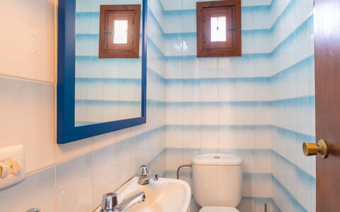 Can Fulgencio Ii: Miroir, Évier, Propriété, Robinet, Lavabo, Luminaire Plomberie, Bleu Azur, Violet, Salle De Bains, Design Intérieur