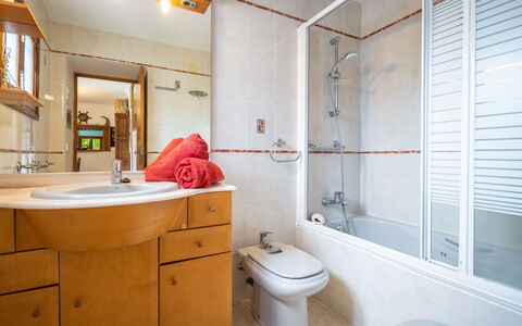 Can Toni Mari: Miroir, Luminaire Plomberie, Armoire De Toilette, Propriété, Évier, Tete De Douche, Lavabo, Robinet, Siège De Toilette, Salle De Bains